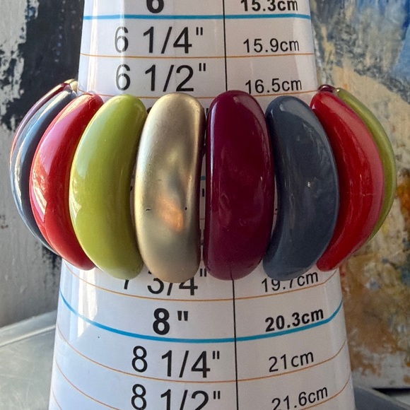 90’s Avon Vibrant Beaded Lucite Stretch Bracelet with Red, Gold, and Green 7.5 - Picture 3 of 4